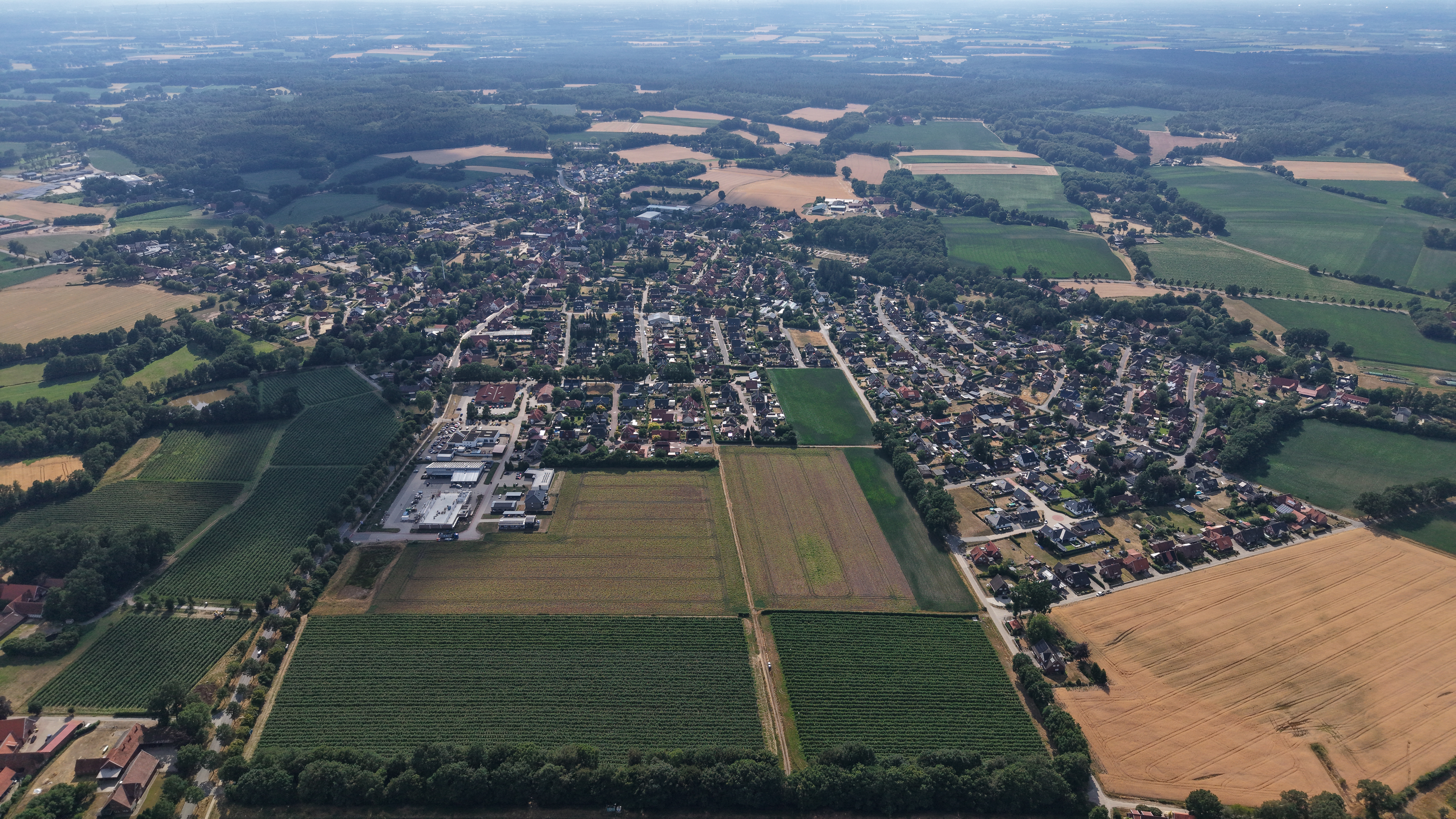 Blick über Berge und die umliegenden Felder